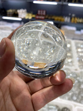 Load image into Gallery viewer, Glass inbuilt carving