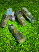 Load image into Gallery viewer, Labradorite Point
