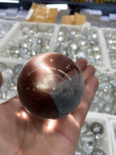 Load image into Gallery viewer, Glass inbuilt carving