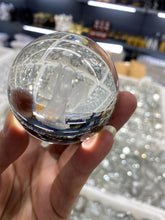 Load image into Gallery viewer, Glass inbuilt carving