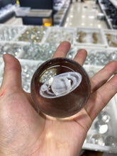 Load image into Gallery viewer, Glass inbuilt carving