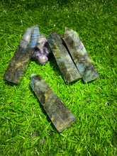 Load image into Gallery viewer, Labradorite Point